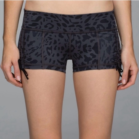 RARE! Lululemon Hot Hot Short | Animal Swirl Deep Coal Light | Size 2 - Picture 1 of 6